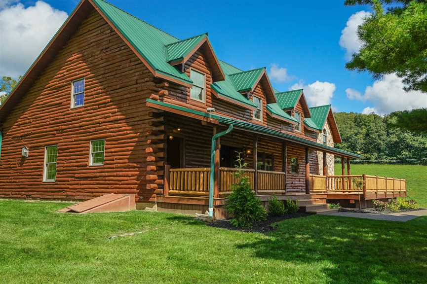 Hunting Lodge World Class Whitetail Deer Hunting Trip for Iowa residents
